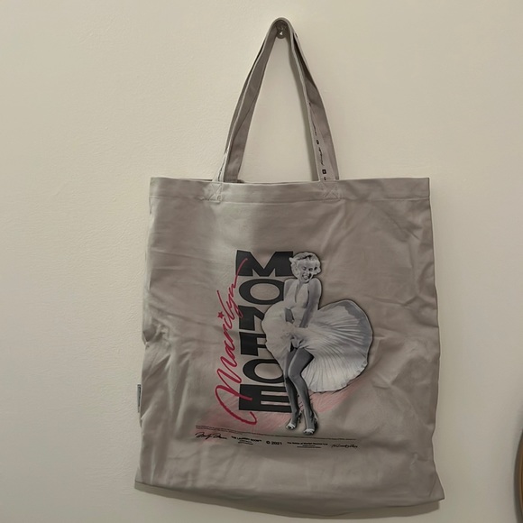The Laundry Room x MM Big Trip Tote - Picture 4 of 7